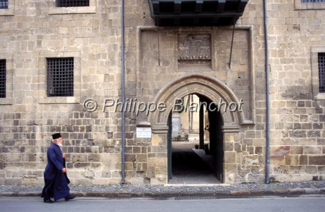 chypre 19.JPG - Moine devant le monastère de KikkoChypre
